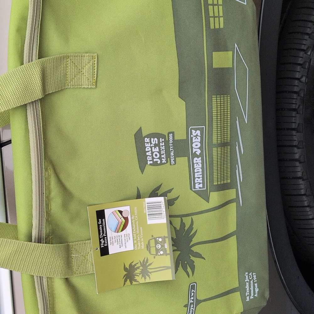 Trader Joe's Large Avocado Matcha Olive Green Insulated Cooler Reusable Bag